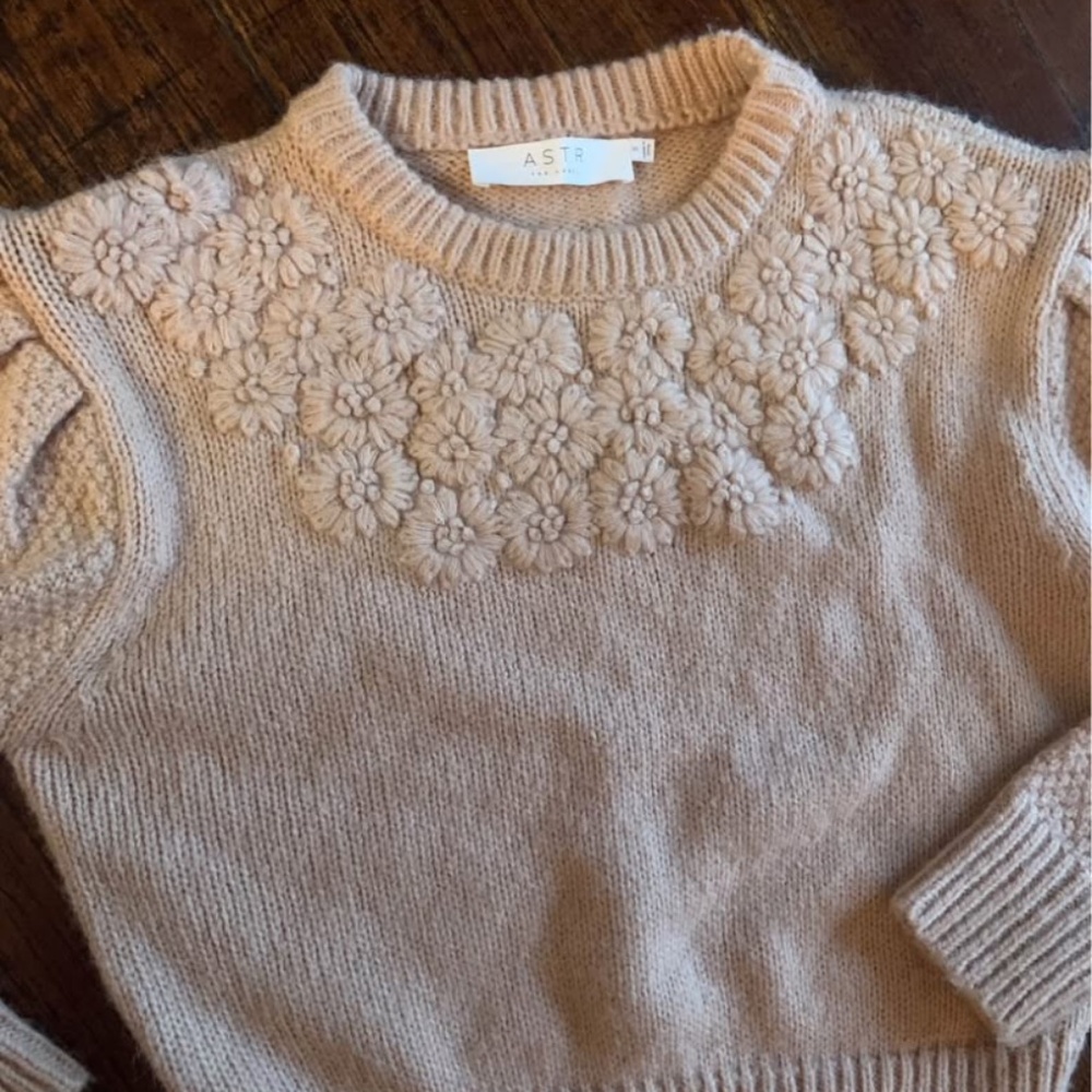 Wool/alpaca blend floral stitched | ASTR The label sweater 38" bust 28" waist